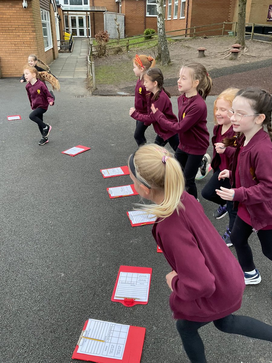 PDA_Y2's tweet image. Exploring the effect of exercise on our bodies and recording our observations over time. 👀👍🏃‍♂️🏃‍♀️🏃#pdascience #pdape