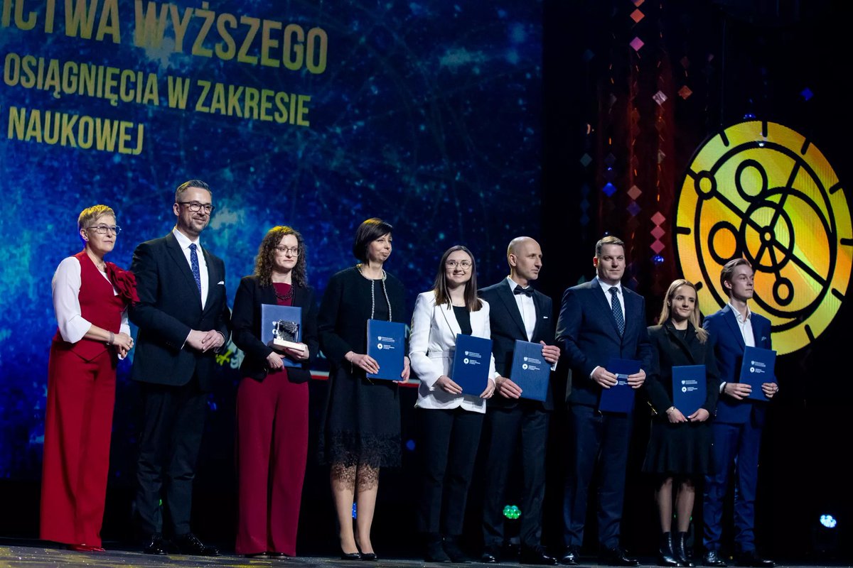 Biotech (@uniwrocbiotech) on Twitter photo Zespół naszych naukowców pod kierownictwem prof. Doroty Nowak otrzymał wyróżnienie za znaczące osiągnięcia w zakresie działalności naukowej! Gratulujemy!
Nagroda została wręczona przez <a href="/MarcinKulasek/">Marcin Kulasek</a> <a href="/MNiSW_GOV__PL/">Ministerstwo Nauki i Szkolnictwa Wyższego</a> podczas Gali Nauki Polskiej 2025. (fot. Agencja Toruń) Zespół naszych naukowców pod kierownictwem prof. Doroty Nowak otrzymał wyróżnienie za znaczące osiągnięcia w zakresie działalności naukowej! Gratulujemy!
Nagroda została wręczona przez <a href="/MarcinKulasek/">Marcin Kulasek</a> <a href="/MNiSW_GOV__PL/">Ministerstwo Nauki i Szkolnictwa Wyższego</a> podczas Gali Nauki Polskiej 2025. (fot. Agencja Toruń)
