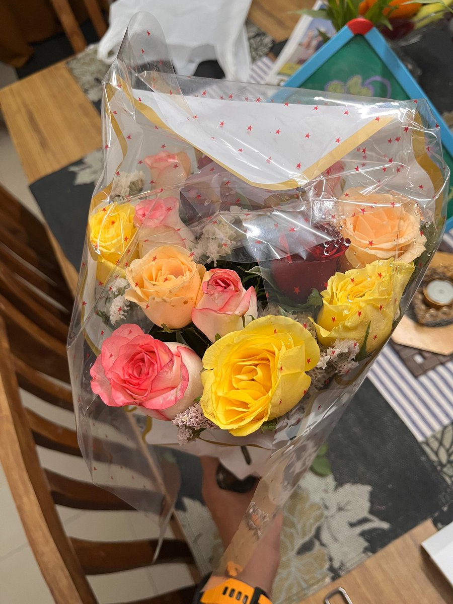 shimonakTOI's tweet image. I ordered flowers for b'day gift . The image shown didn't match with the one delivered. The agents says they can add Rs 100 wallet money for 800 Rs worth flowers! Also they want to bind me to your site with the wallet money. This is called fraudulent practice. PL DONT EVER ORDER…