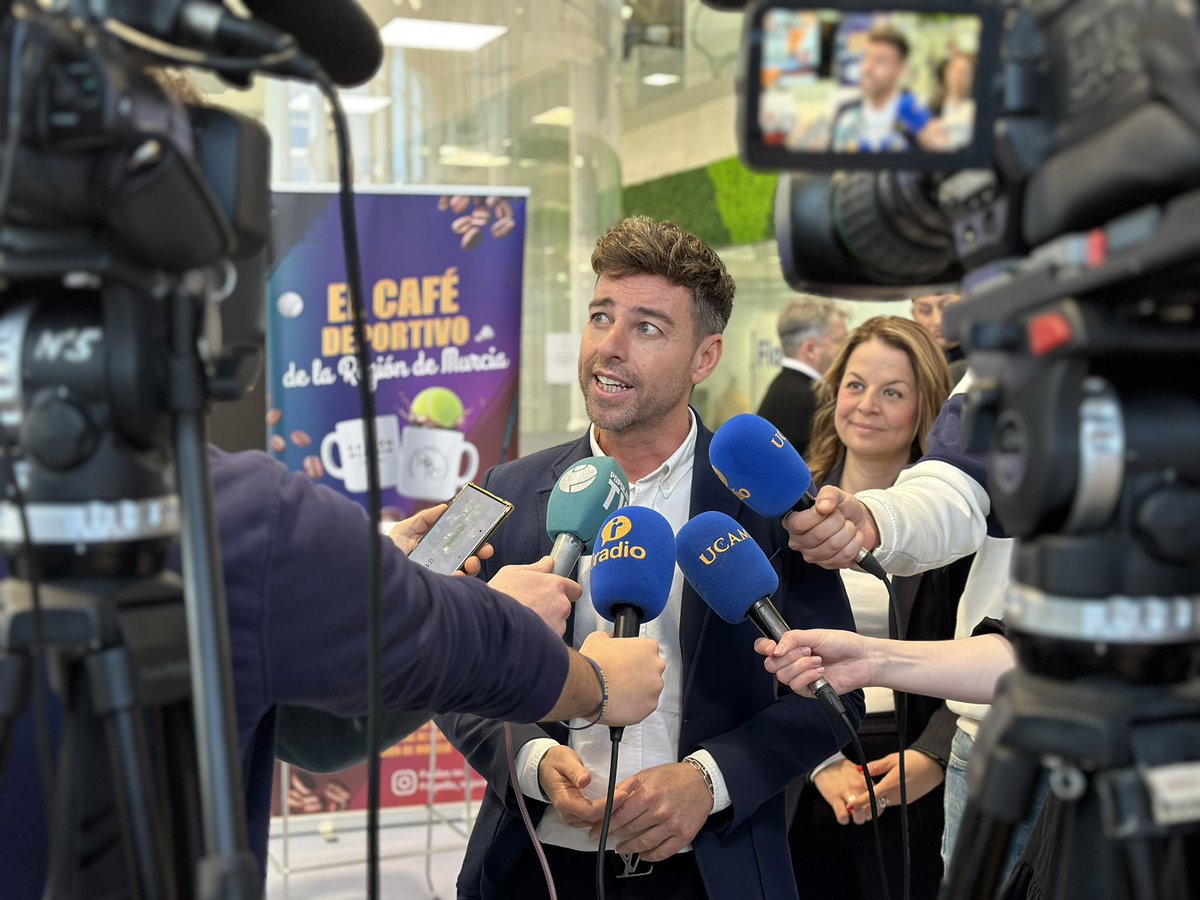 ☕️ Nueva edición de ‘El Café Deportivo de la Región de Murcia’

📍 <a href="/HitechUCAM/">UCAM HiTech</a>

🎾 Los deportistas en los medios de comunicación

🗣️ Charla con <a href="/NicoAlmagro/">Nico Almagro</a>, <a href="/miguelangmendez/">Miguel Angel Méndez</a>, <a href="/CarmenRiansares/">CarmenRiansares</a> y <a href="/fran__san/">👉🏼FRAN SÁNCHEZ👈🏻</a>

🫱🏽‍🫲🏻 Organizado junto a la <a href="/APDRM_COM/">Asoc. Prensa Dtva.</a>