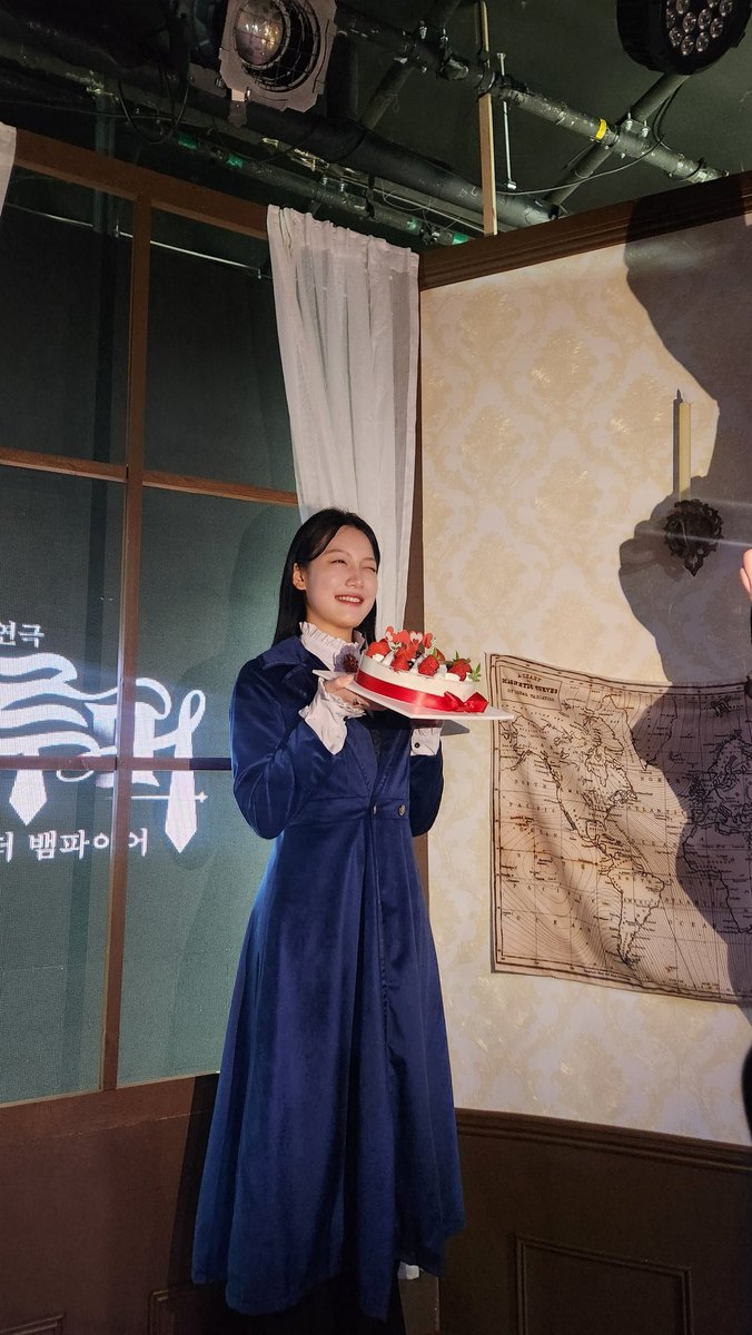 play_soeum's tweet photo. 오늘은 루스벤 역 #이준 배우님의 생일이었습니다🎉
공연 시작 전 진행된 생일파티 현장을 공유합니다🎂 https://t.co/jSe7Pev0BF