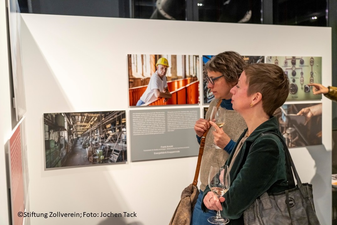 ruhrmuseum's tweet photo. Unterscheiden sich die Orte der #Industriekultur in Ost und West?
Dipl. Ing. Karsten Feucht, Timo Hauge, Dr. Walter Hauser und Anja Nixdorf-Munkwitz gehen dieser Frage am Dienstag auf den Grund. Moderation: Dietmar Osses. #LVR #RVR #ERIH https://t.co/koR8pTc3tu https://t.co/gxwyGMdFjX