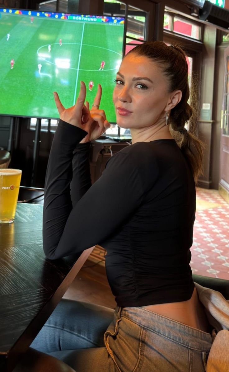 WhyItTrended's tweet photo. BURCU ÖZBERK İLE BU AKŞAM GALATASARAY MAÇI İZLEMEK Mİ ??? https://t.co/XJExdrTIut