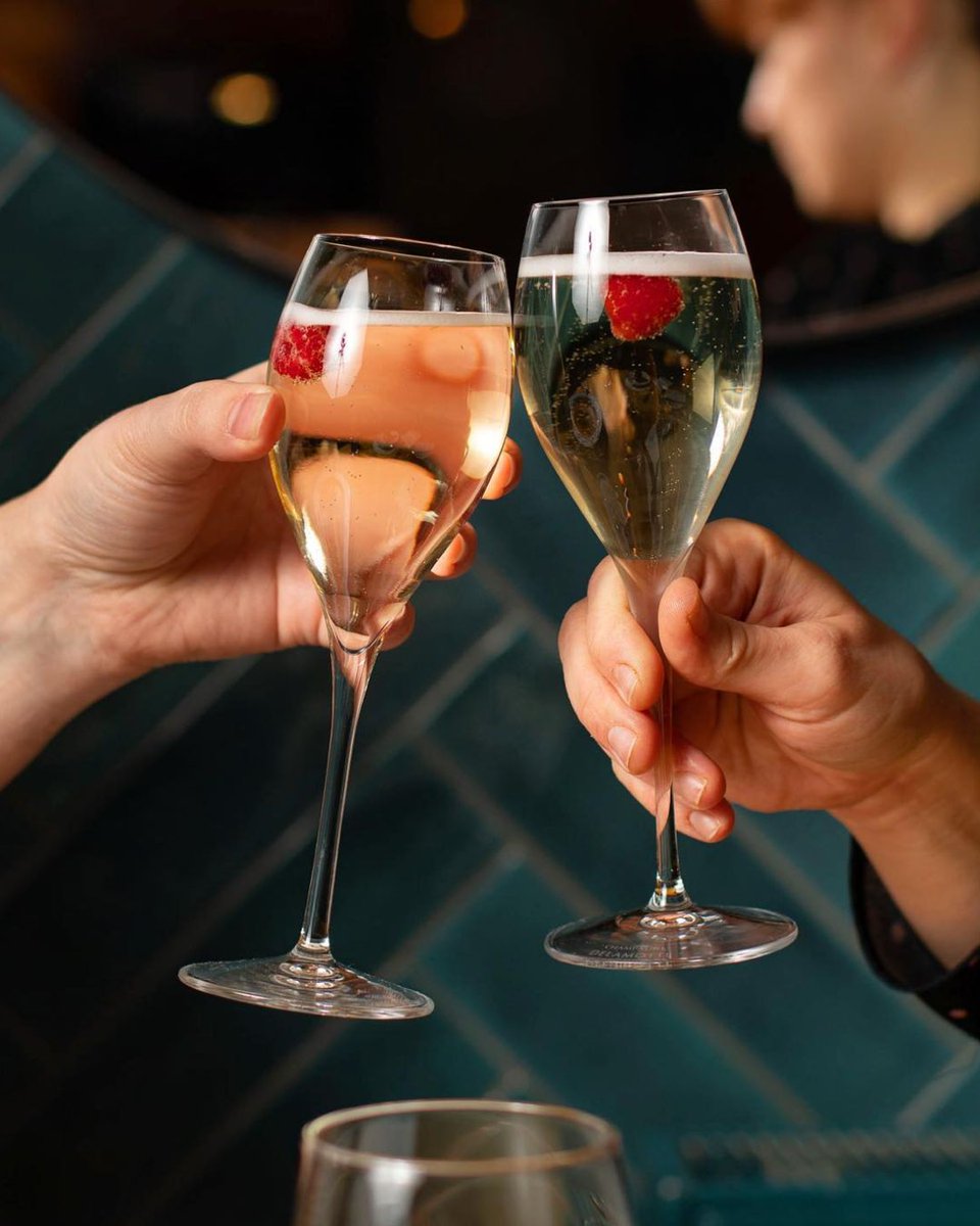 Gamba_Glasgow's tweet image. It's nearly the weekend and we've got a new Aperitif &amp;amp; Cocktail menu! 🥂 Take a look ➡️  buff.ly/485amFd  #gambaglasgow #cheerstotheweekend #seafoodrestaurant #seafoodheaven #seafoodrestaurants #glasgowrestaurant #cocktails #cocktail #cheerstoyou