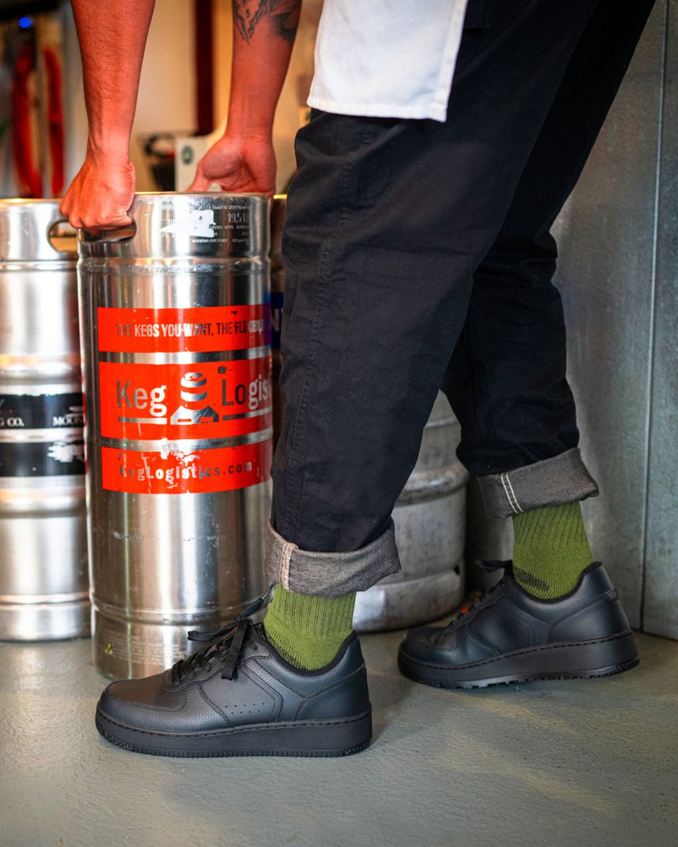 shoesforcrews's tweet image. The Holcombe work shoe. Nothing fancy. Just good old-fashioned comfort and safety. Now available in all black and all white. Shop now @ ow.ly/6tJY50V09QP

#nonslip #comfortableshoes #workshoes #restaurantshoes