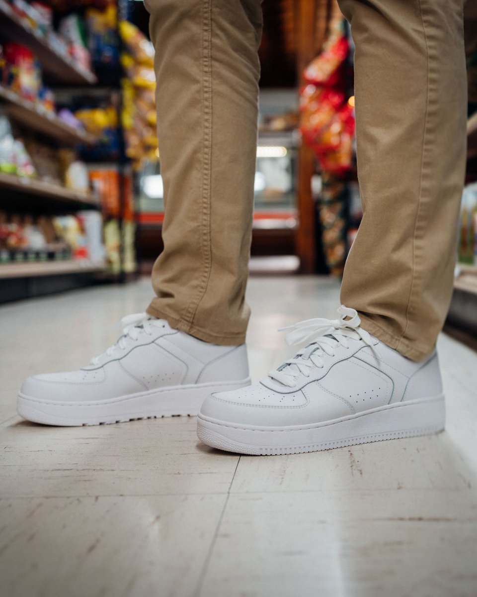 shoesforcrews's tweet image. The Holcombe work shoe. Nothing fancy. Just good old-fashioned comfort and safety. Now available in all black and all white. Shop now @ ow.ly/6tJY50V09QP

#nonslip #comfortableshoes #workshoes #restaurantshoes