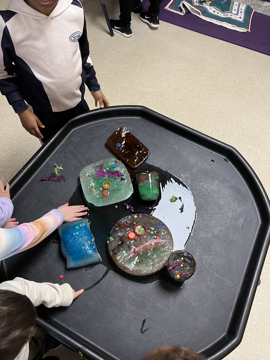 MissMertl's tweet photo. We are having snow ❄️ much fun in the wolves! We made glitter water and watched it freeze from our window. We were so excited to see our ice blocks and play with them! Now we are watching them melt on our tuff tray! https://t.co/BJtabiTUrE