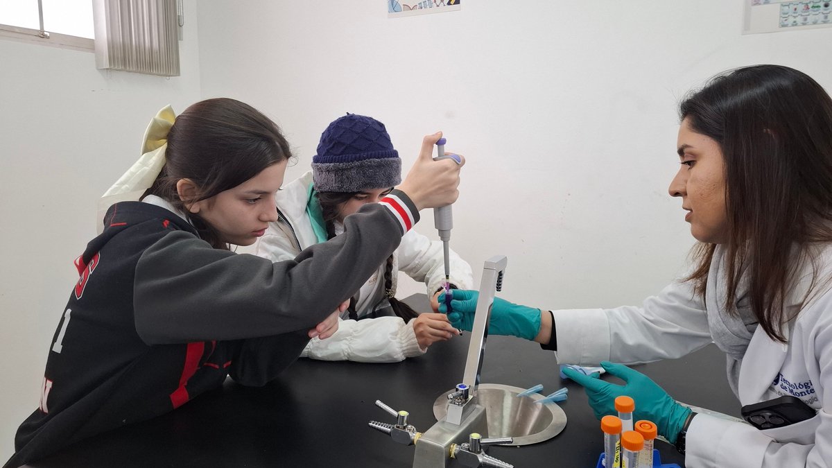 IOR_Obesity's tweet photo. 🔬¡La ciencia se vive en el laboratorio!

Felicitamos a la Unidad de Bioingeniería y Dispositivos Médicos por su gran trabajo con los estudiantes de la Esc. Talento Sec. 86💡👩‍🔬 Inspirando vocaciones científicas y acercando la tecnología a las nuevas generaciones🚀 https://t.co/hKx1FLhE7b