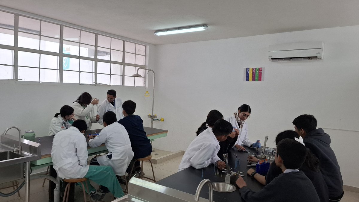 IOR_Obesity's tweet photo. 🔬¡La ciencia se vive en el laboratorio!

Felicitamos a la Unidad de Bioingeniería y Dispositivos Médicos por su gran trabajo con los estudiantes de la Esc. Talento Sec. 86💡👩‍🔬 Inspirando vocaciones científicas y acercando la tecnología a las nuevas generaciones🚀 https://t.co/hKx1FLhE7b