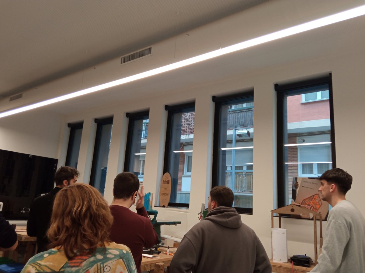 Aquesta tarda amb els alumnes del Màster en Gestió Pública Avançada hem fet una visita molt completa i enriquidora a @BCN_AteneusFab de les Corts. Hem parlat de governança, d'inclusió social i gestió pública. Es tracta d'un projecte singular que ja té 10 anys