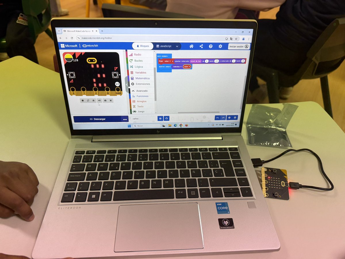 En el #CEIPNavasdeTolosa, los alumnos de 5º y 6º de Primaria han estado practicando con las placas #microbit cómo controlar la luz y la humedad… se han divertido programando con los bloques de #Makecode de #Microsoft… ¡Qué expertos están hechos!