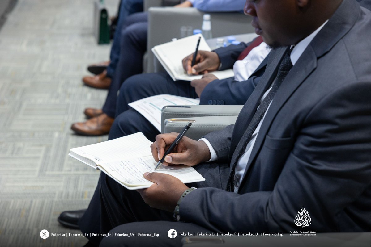 اختتم #مركز_الحماية_الفكرية البرنامج التدريبي "الاستراتيجية الفكرية لتعزيز الأمن الفكري"، والذي قُدّم لعدد من ضباط الدول الأعضاء في التحالف الإسلامي العسكري لمحاربة الإرهاب على مدى خمسة أيام، واشتمل على رؤى ومنهجيات فاعلة لتعزيز قيم الوسطية و #الاعتدال، وطرق التصدي للآيديلوجيات