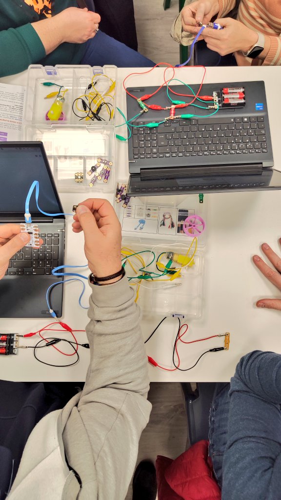 Continuamos con las capacitaciones #crumble #codigoescuela4_0 Hoy nuestro ponente <a href="/chemagzm/">Chema González</a>  juega en casa <a href="/ceipgonzalo/">Ceip Gonzalo Fernández de Córdoba</a> Gracias por compartir tanto conocimiento y motivación.
#IF_CMadrid