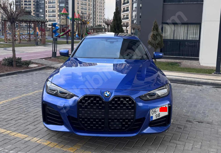 BMW'lerde bu şekilde plaka kullanmak serbest mi? Alfa'larda serbest diye biliyorum ama ilk kez BMW'de gördüm.