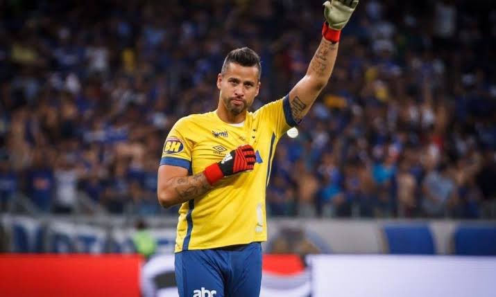 O último jogador que senti falta de verdade foi o Fábio, esse sim era ídolo.