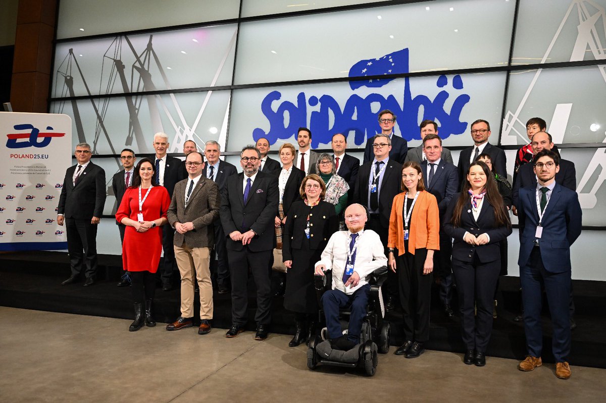 📸 Take a look at the family photo of participants of the ministerial conference on the ministry’s presidency priority: 'The Future of Labour in a Digital Europe'!

#Poland25eu