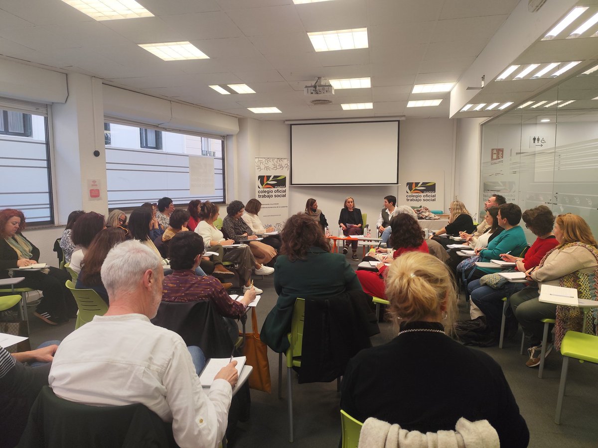 🙌 Hablando de liderazgo en el COTS Madrid con Ainhoa Berasaluze 🙌

Liderazgo desde el yo como profesional, desde la persona en el puesto de responsabilidad y también desde el colectivo profesional del #TrabajoSocial.