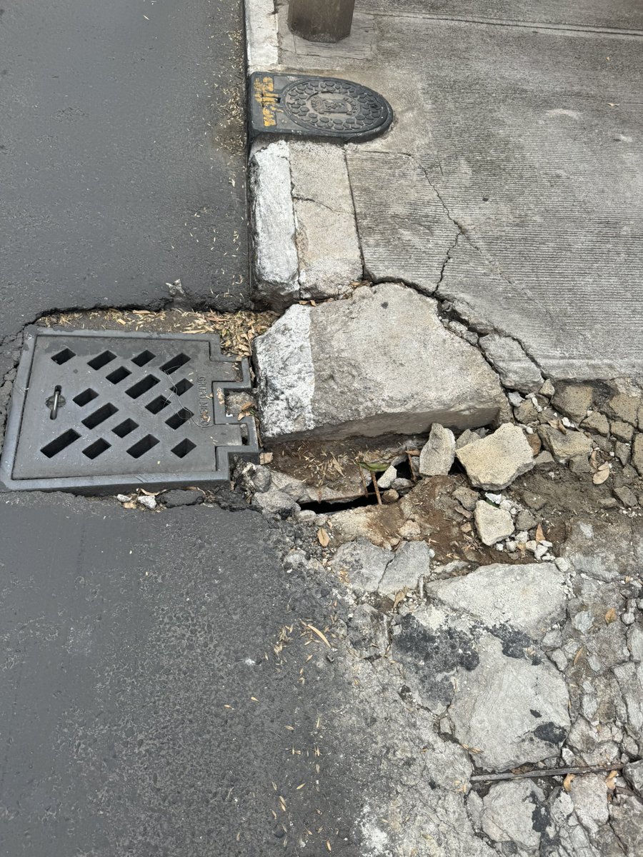 luislav26's tweet photo. @BJAlcaldia @LuisMendozaBJ @GobCDMX @ClaraBrugadaM @sacmex @SOBSECDMX que pena de calle múltiples reportes, caídas de peatones, llantas ponchadas y sigue sin pasar absolutamente nada! Únicamente más deterioro! Solo para las campañas están buenos! https://t.co/dobtWyJMlw