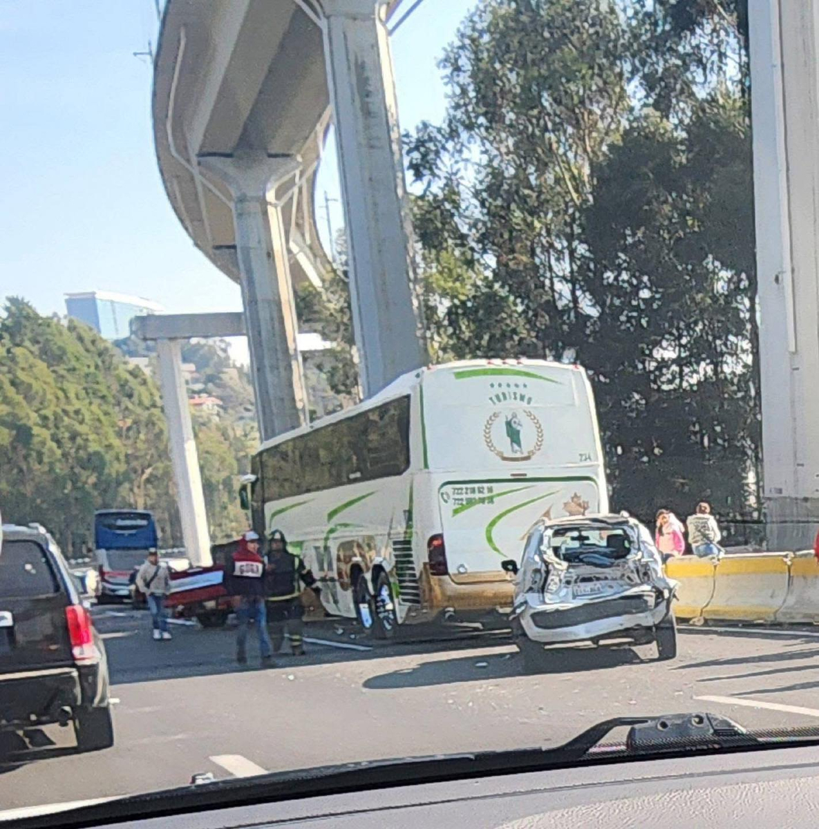 cdmxof's tweet image. 🚨💥Esta mañana se registró una carambola múltiple en la autopista #México-#Toluca, después de la caseta La Venta, en dirección a #CDMX. Tomen siempre sus precauciones.