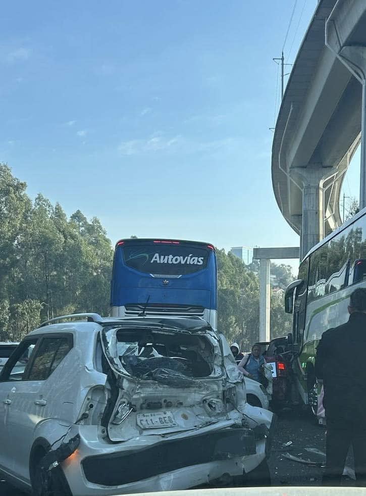 cdmxof's tweet image. 🚨💥Esta mañana se registró una carambola múltiple en la autopista #México-#Toluca, después de la caseta La Venta, en dirección a #CDMX. Tomen siempre sus precauciones.