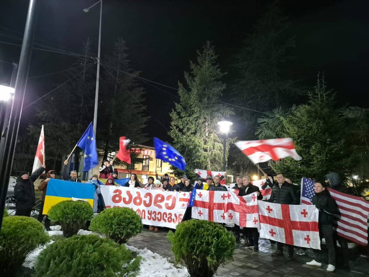 GvantsaSamkh's tweet image. 🇬🇪 Citizens from the small town Chkhorotsku, Georgia, gathered together to protest against the oligarchic regime and show support for Ukraine.
#GeorgiaProtests #Ukraine