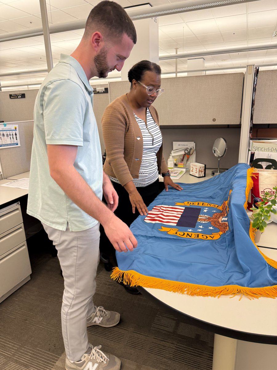 DLAMIL's tweet image. Supporting the mission, one stitch at a time! 👕🎖️

The #DLATroopSupport Clothing &amp;amp; Textile team in Philadelphia works together to ensure U.S. service members, federal agencies and partner nations receive #essentialgear. 

Follow us for more insights on how DLA equips the force!