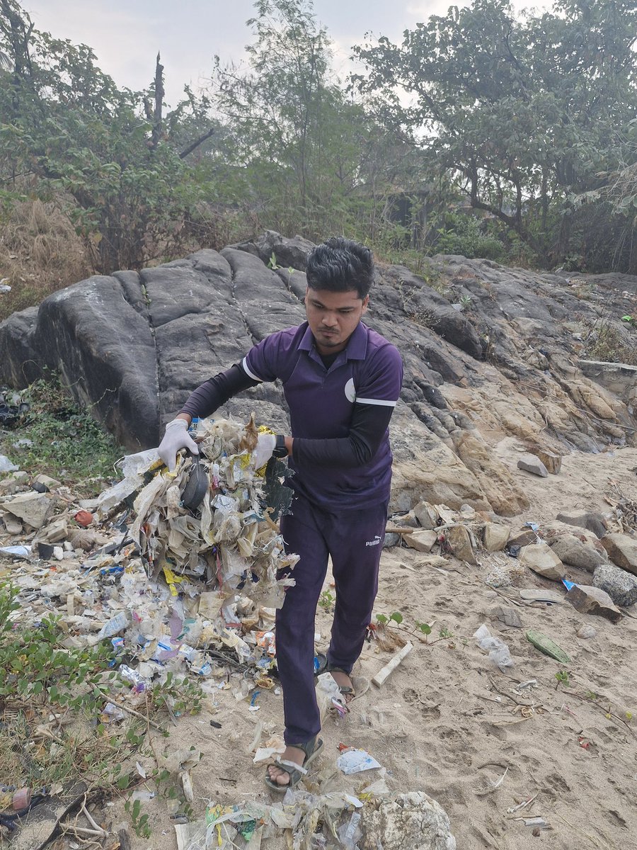 forfuturein's tweet photo. #Cleanup336
Velankanni Beach, Mira Bhayandar 
28/12/2024, Saturday 
.
"Beach cleanups aren't just about picking up trash; they're about preserving the breathtaking beauty of our coastal landscapes for generations to come" 

.
#ForFutureIndia #HarshadDhage #ForFutureIndiaTeam https://t.co/tGLbPQ7fd8