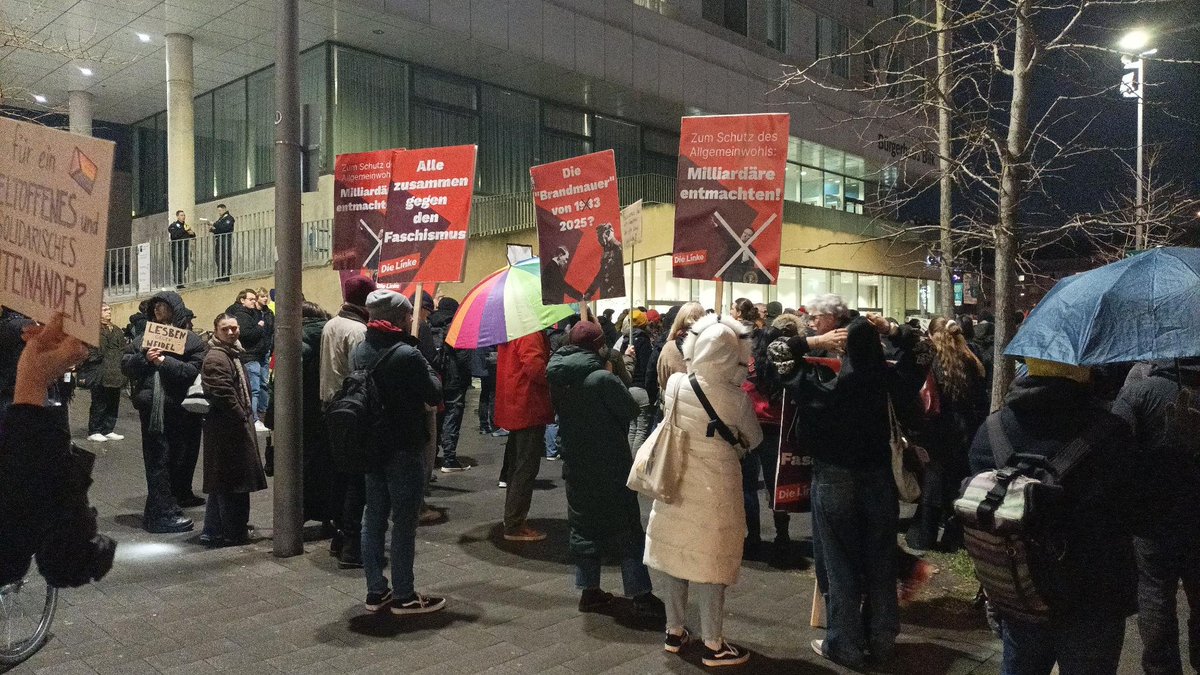 srddorf's tweet photo. Proteste gegen die #AfD in Düsseldorf-Bilk. Die Polizei schützt die Ankunft der Neonazis Ralf Nieland (Bruderschaft Deutschland) und Sven Gustavsohn (verurteilter Messerstecher). #dus2002 https://t.co/fWIcOjjcrp