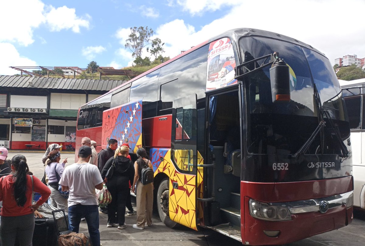 En aras de garantizar la movilidad del Pueblo, seguimos movilizando a los usuarios y usuarias hacia el occidente del país desde nuestro Terminal La Bandera donde disponemos de diferentes rutas como: Mérida, Falcón, Maracaibo, Barinas y muchas más.
¡Viaja seguro, viaja con SITSSA!