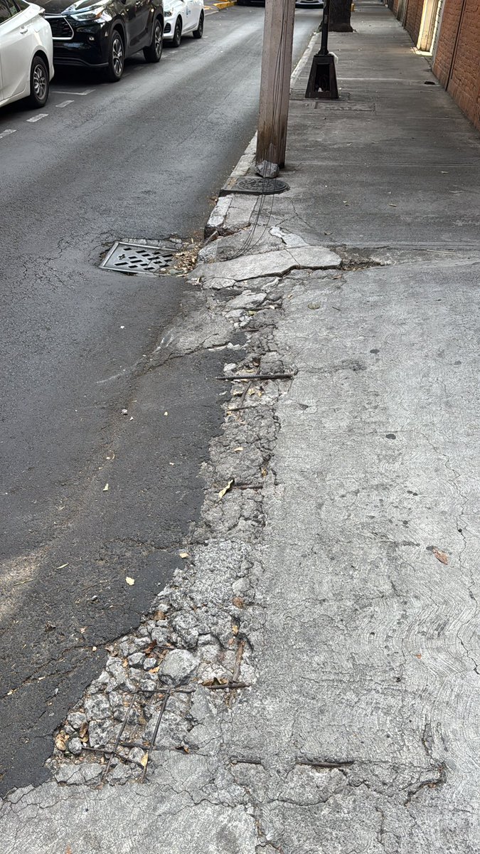 luislav26's tweet photo. @LuisMendozaBJ @BJAlcaldia @GobCDMX @ClaraBrugadaM @SOBSECDMX @SEGIAGUA @AtencionSacmex @CFEmx que calle tan deplorable Cádiz insurgentes mixcoac, coladera hundida, cables de alta tensión colgando, ocasionan caídas de peatones y vehículos afectados! Solo para las campañas aparece https://t.co/JyAXvcwF2N