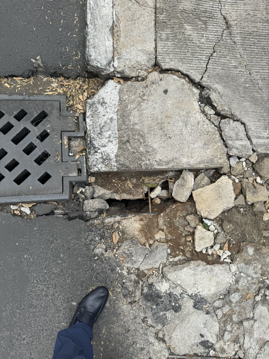 luislav26's tweet photo. @LuisMendozaBJ @BJAlcaldia @GobCDMX @ClaraBrugadaM @SOBSECDMX @SEGIAGUA @AtencionSacmex @CFEmx que calle tan deplorable Cádiz insurgentes mixcoac, coladera hundida, cables de alta tensión colgando, ocasionan caídas de peatones y vehículos afectados! Solo para las campañas aparece https://t.co/JyAXvcwF2N
