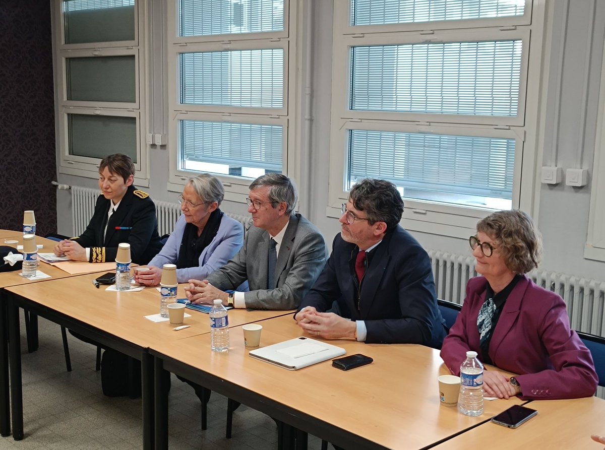 Académie de Lyon (@academielyon) on Twitter photo Le recteur <a href="/DugripOlivier/">Olivier Dugrip</a> était avec la ministre <a href="/Elisabeth_Borne/">Élisabeth BORNE</a>, de passage à Lyon pour découvrir la classe relais du collège Lacassagne destinée aux élèves poly-exclus.
Puis à Villeurbanne pour échanger autour des enjeux de sécurisation des écoles et établissements scolaires. Le recteur <a href="/DugripOlivier/">Olivier Dugrip</a> était avec la ministre <a href="/Elisabeth_Borne/">Élisabeth BORNE</a>, de passage à Lyon pour découvrir la classe relais du collège Lacassagne destinée aux élèves poly-exclus.
Puis à Villeurbanne pour échanger autour des enjeux de sécurisation des écoles et établissements scolaires.