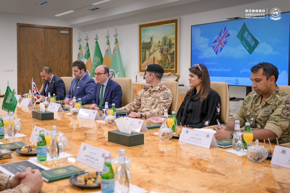 رئيس الجهاز العسكري المكلّف اللواء الركن صالح الحربي يستقبل مدير صادرات الدفاع والأمن في المملكة المتحدة السيد "أوليفر هاري" والوفد المرافق له، جرى خلال الاستقبال بحث أوجه التعاون بين الجانبين. 

#وزارة_الحرس_الوطني