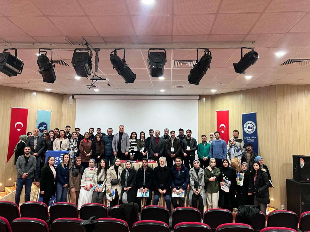 📌YYÜ #GençOfis
Coğrafya Topluluğumuz ÜNiDES projesi kapsamında "İklim Değişikliği Gerçeği Bölgesel Düzeyde Yansımalar" konusu ile Prof.Dr. Murat Türkeş'i Coğrafya öğrencileri ile bir araya getirdi.
#ÜNİDES
#GSBGM