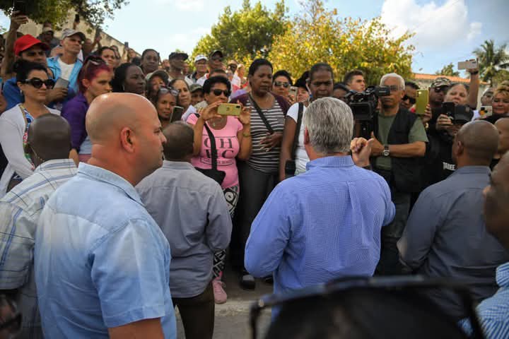 🇨🇺|| Pobladores de la cabecera municipal de #Corralillo recibieron al presidente <a href="/DiazCanelB/">Miguel Díaz-Canel Bermúdez</a> en el parque Leoncio Vidal.
#VillaClaraConTodos #JuntosPorVillaClara
