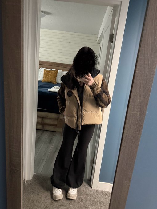 least canadian outfit https://t.co/gEDgjXAdIA