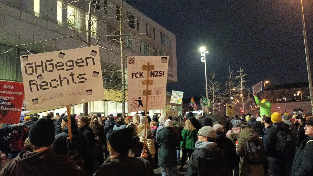 srddorf's tweet photo. Proteste gegen die #AfD in Düsseldorf-Bilk. Die Polizei schützt die Ankunft der Neonazis Ralf Nieland (Bruderschaft Deutschland) und Sven Gustavsohn (verurteilter Messerstecher). #dus2002 https://t.co/fWIcOjjcrp
