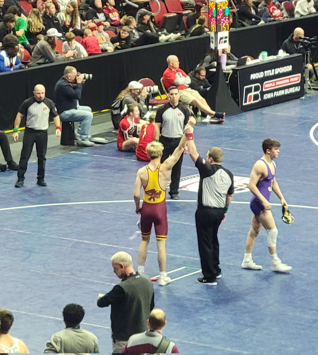 Ankeny_Hawks's tweet photo. Rouh picks up the fall at 157 and moves into tomorrow's blood round while Coach Wignall checks the time on a tremendous round for @ankenywrestling as the Hawks go 12-2 on the day with 6 wrestlers left! #ExpectVictory #FeathersFly https://t.co/ocOOL7ZQun
