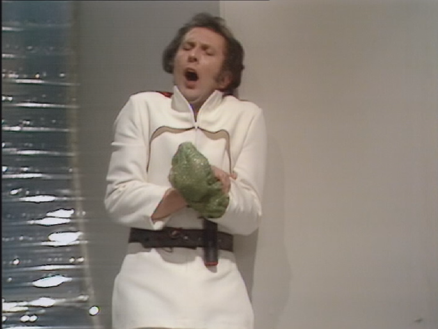 DWUDatabase's tweet photo. This should be a serious story about body horror and people being possessed by alien life forms and yet all I can see is someone acting (not particularly well) with a bubble wrap hand. I'm not getting any sense of immersion in this episode #DoctorWho #ArkinSpace https://t.co/WG1fkvC6Xb