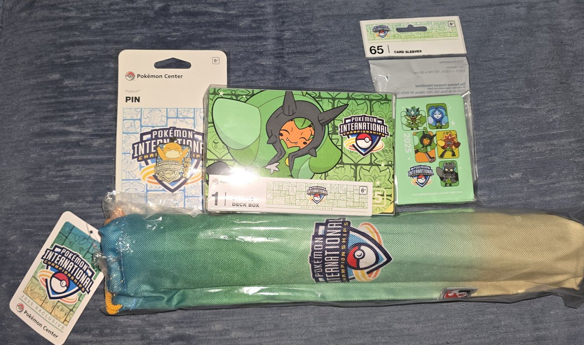 ItsBurts's tweet image. EUIC Merch Pokemon Center GIVEAWAY!

Giving away everything in this photo! 
FOLLOW ✅
RETWEET ✅
TAG A FRIEND ✅

Winner will be randomly selected on the 20th March, Good luck!