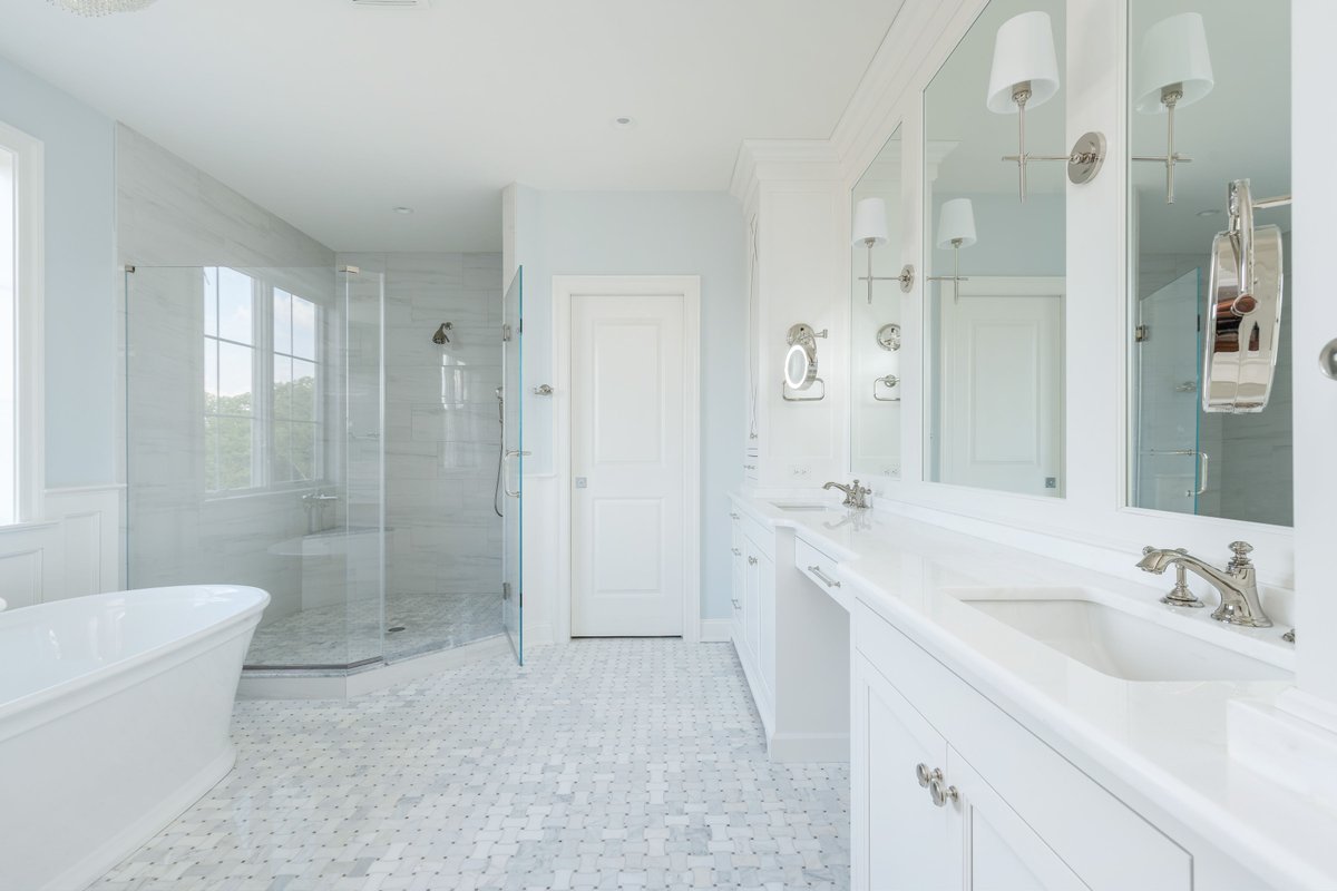 FoxlaneHomes's tweet photo. A bright, spa-inspired bath featuring crisp white finishes, a luxurious soaking tub, and a glass-enclosed shower that turns daily routines into pure relaxation. ✨

📍 North Wayne | FLH by Foxlane Homes https://t.co/IMjxg3JrXh