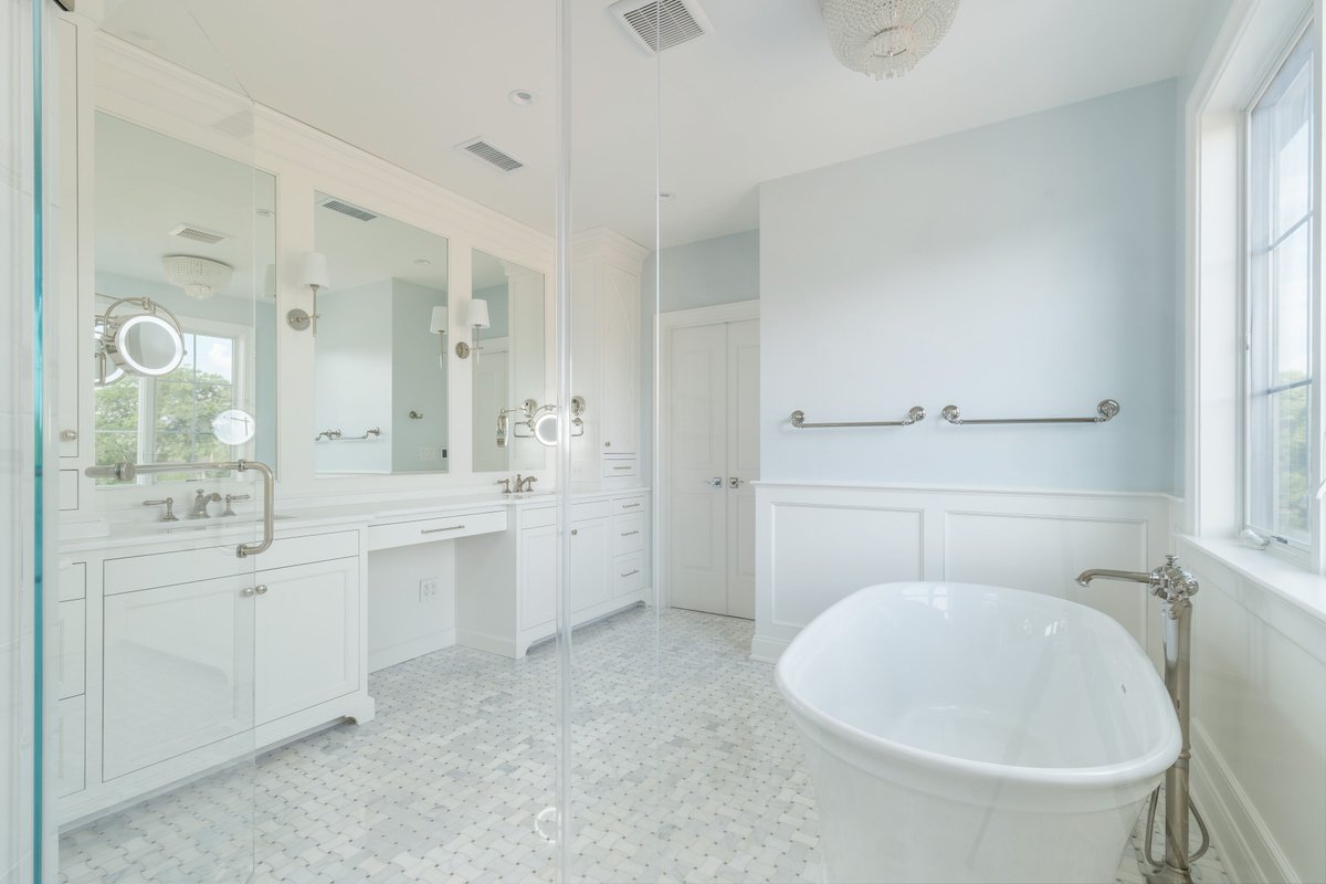 FoxlaneHomes's tweet photo. A bright, spa-inspired bath featuring crisp white finishes, a luxurious soaking tub, and a glass-enclosed shower that turns daily routines into pure relaxation. ✨

📍 North Wayne | FLH by Foxlane Homes https://t.co/IMjxg3JrXh