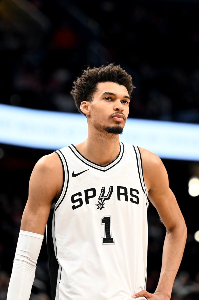 🚨‼️ ÚLTIMA HORA: Victor Wembanyama se pierde lo que resta de temporada tras sufrir una trombosis venosa profunda en el hombro derecho.