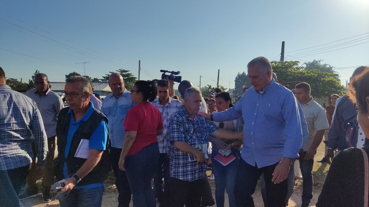 🇨🇺El Primer Secretario del <a href="/PartidoPCC/">Partido Comunista de Cuba</a> y Presidente de la República <a href="/DiazCanelB/">Miguel Díaz-Canel Bermúdez</a> visitó esta mañana la circunscripción 7 del Consejo Popular El Perejil, en Quemado de Güines, una comunidad que ha estado en proceso de transformación desde octubre de 2021.  🧵

#VillaClaraConTodos
