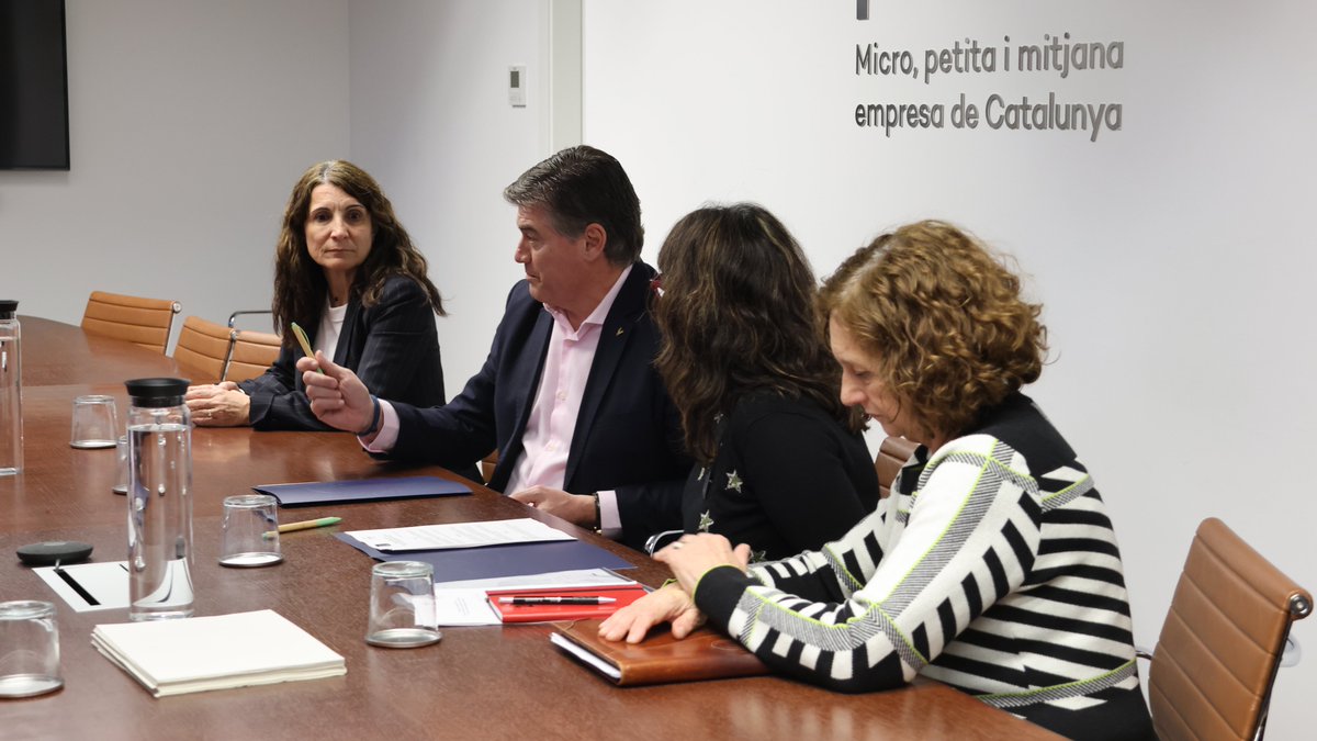 Avui hem signat un conveni de col·laboració amb el Col·legi Oficial de Disseny Gràfic de Catalunya.

🤝 Aquest acord té com a objectiu enfortir la cooperació entre ambdues entitats i unir esforços per combatre l’intrusisme en la pràctica professional del disseny gràfic.