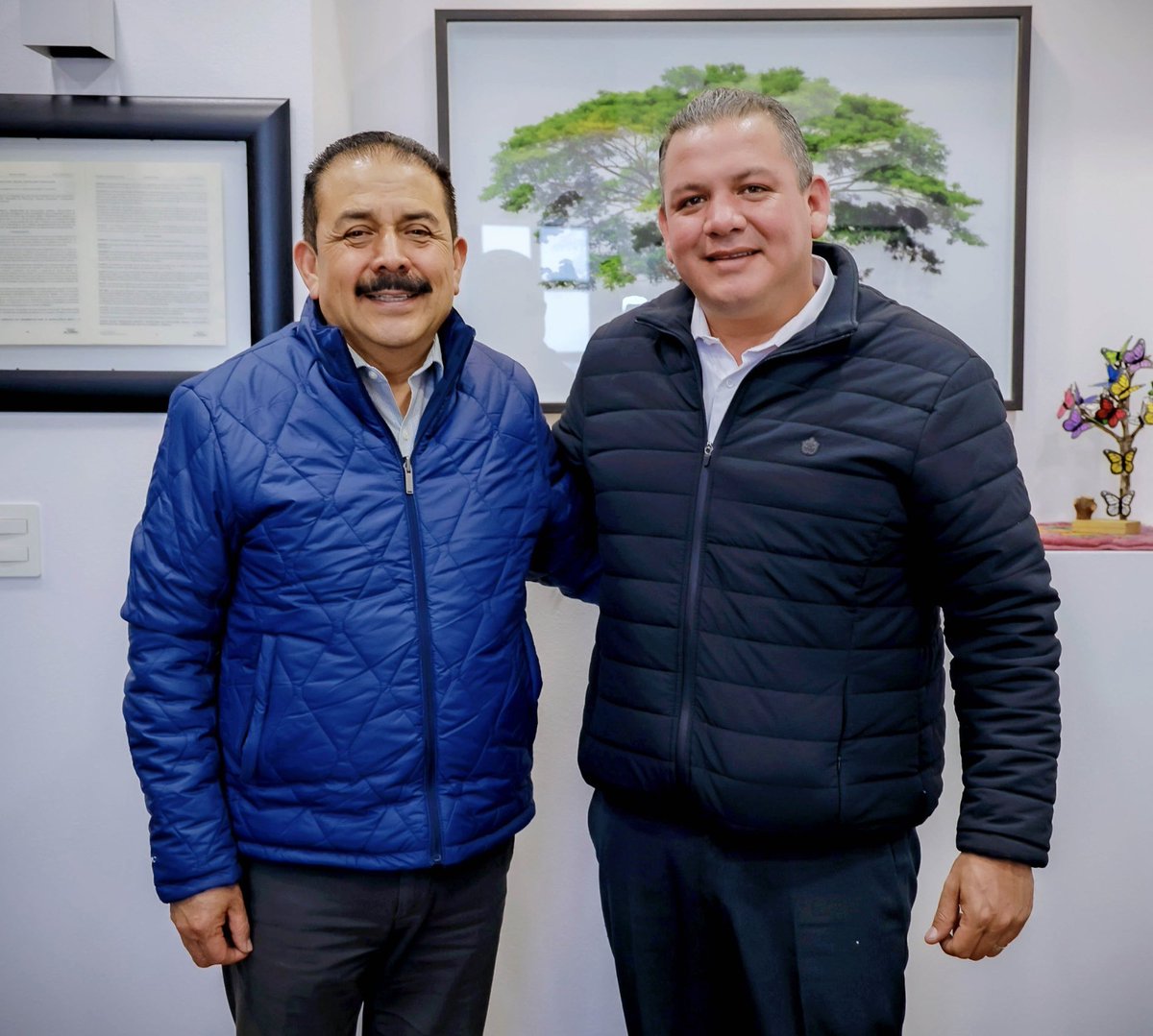 SeducEdoMex's tweet photo. La transformación educativa en el #EdoMéx se consolida con la suma de esfuerzos. 
El Srio.  Miguel Ángel Hernández Espejel sostuvo un encuentro con Alan Velasco Agüero, Hilarón Coronel Lemus, y Juan Gordillo Abundio, Presidentes Municipales de #ValleDeChalco, #Otumba y #Ocuilan. https://t.co/ft5c7qFkPI