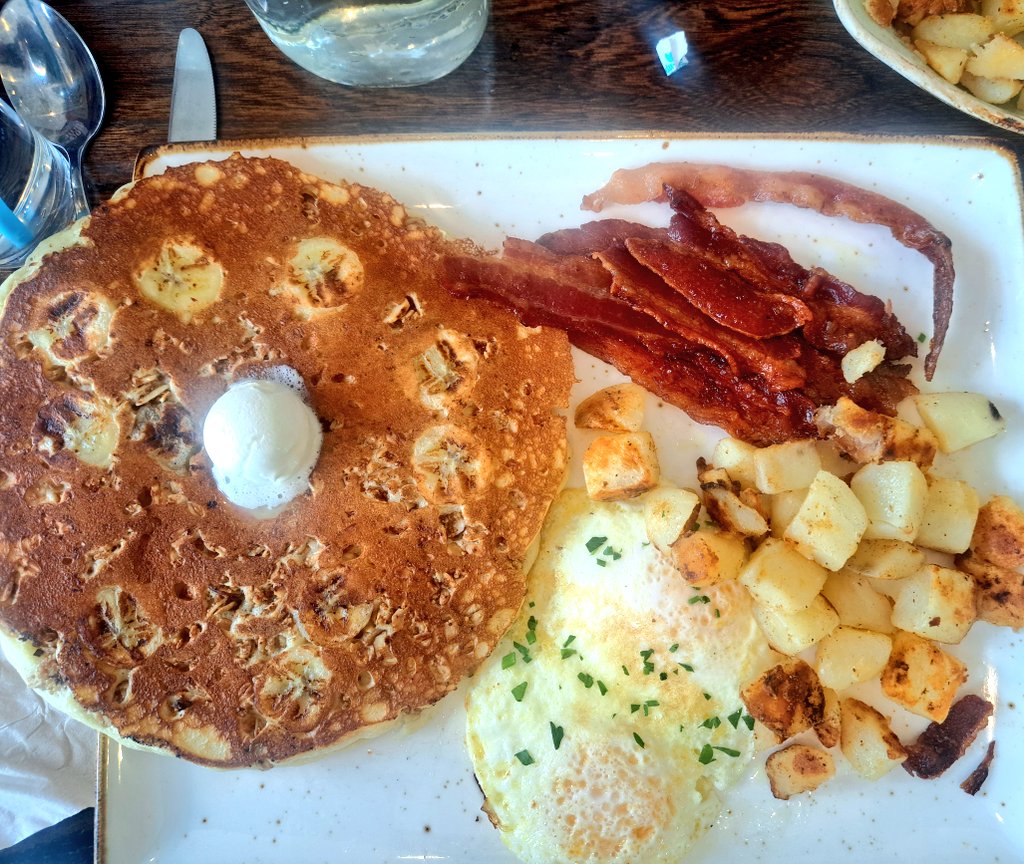 Out eating an early breakfast with la birthday girl, Bibi Torres.