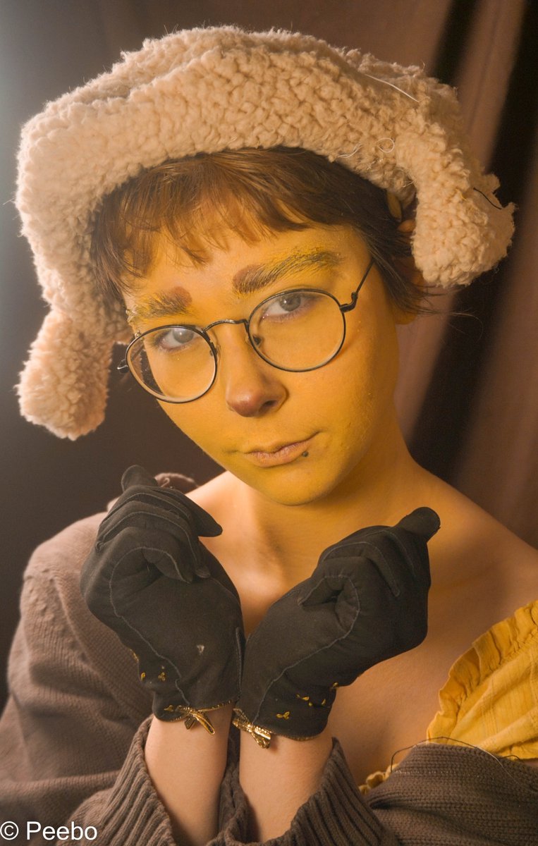 NotPeebo's tweet image. can you tell this is a Pompompurin cosplay...