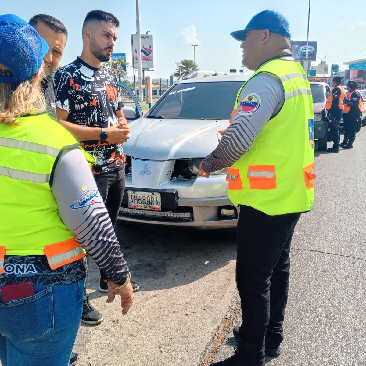 INTTORBARCELONA's tweet photo. Funcionarios del #INTT Barcelona desplegados en la Av. Daniel Camejo Octavio, municipio Urbaneja, para garantizar el respeto a las normas de tránsito. ¡Por una movilidad segura y responsable! #PrevenciónVial https://t.co/9bGnbTKwf3