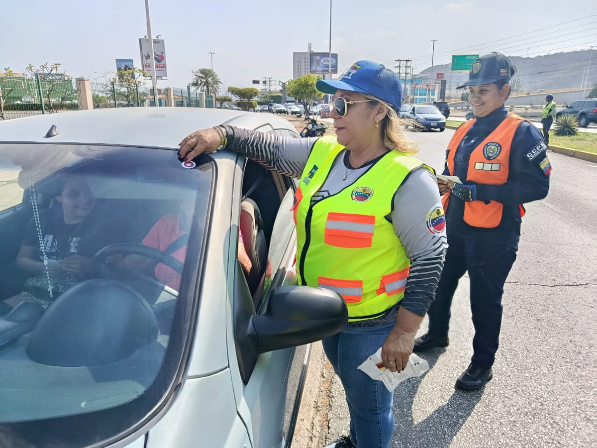 Funcionarios del #INTT Barcelona desplegados en la Av. Daniel Camejo Octavio, municipio Urbaneja, para garantizar el respeto a las normas de tránsito. ¡Por una movilidad segura y responsable! #PrevenciónVial